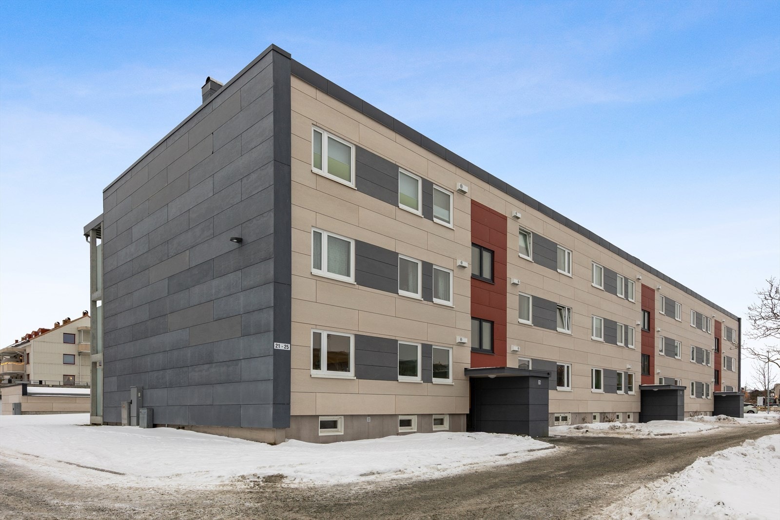 Borettslaget har store fine uteområder som inkluderer bla. opparbeidet plen og lekeplass. Galleribilde