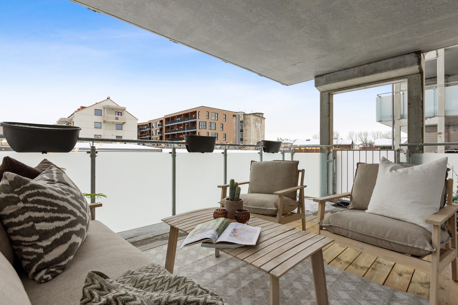 Solrik veranda på ca 14 kvm. Galleribilde