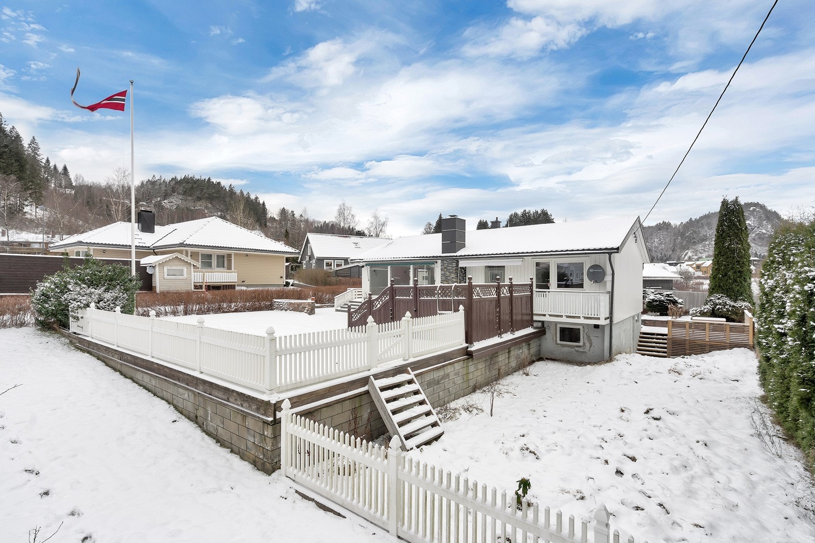 Det er laget en ny platting på østsiden av boligen ved inngang til kjelleren Galleribilde