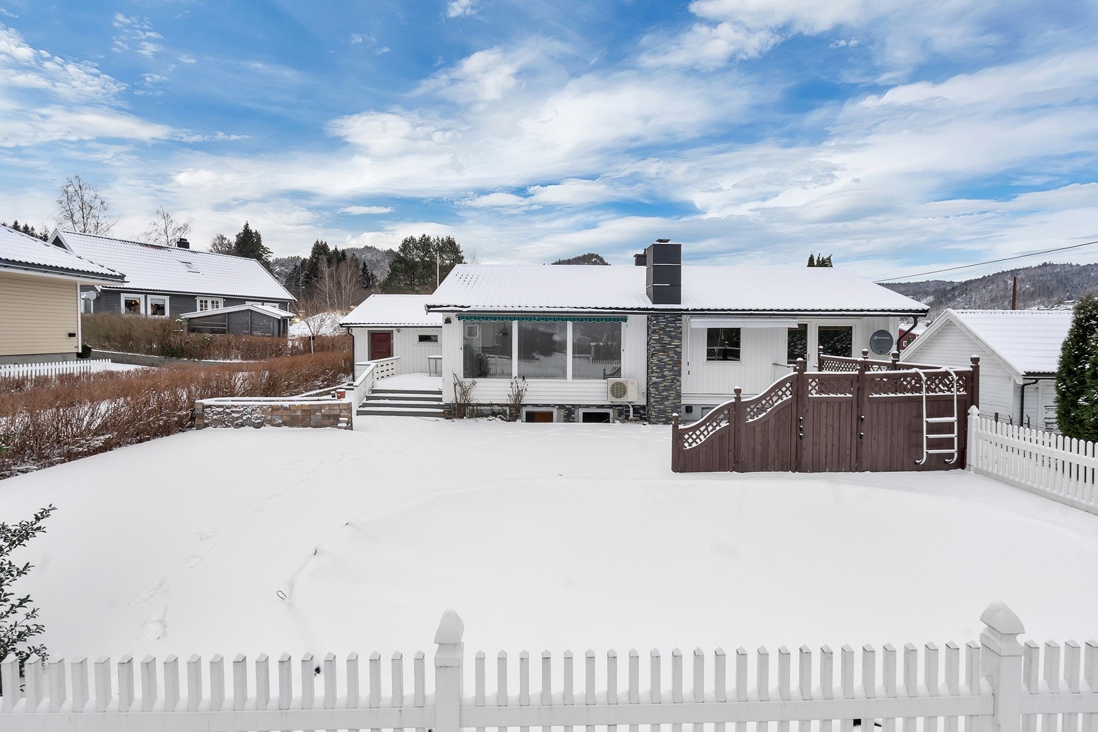 Øvrige uteområder er opparbeidet med terrasse, platting og blomsterbed/div. beplantning. Galleribilde