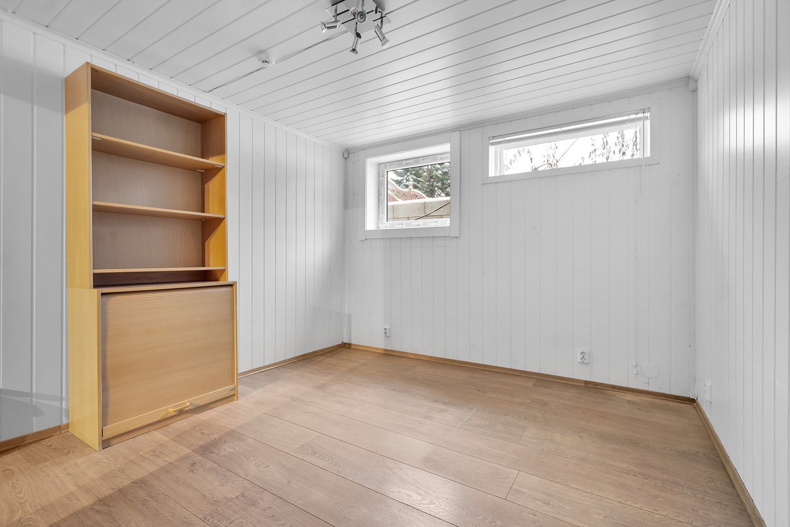 Innredet rom 3 med nytt vindu i 2025 (rommet er ikke søkt bruksendret og er frem til evt. godkjenning foreligger ikke godkjent for varig opphold) Galleribilde