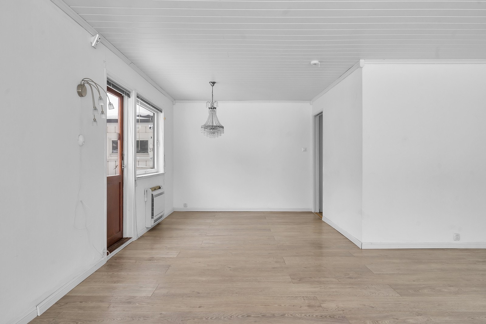 Naturlig plassering av spisestue i mellom stue og kjøkken | Varmepumpe m/ innvendig veggmodell Galleribilde