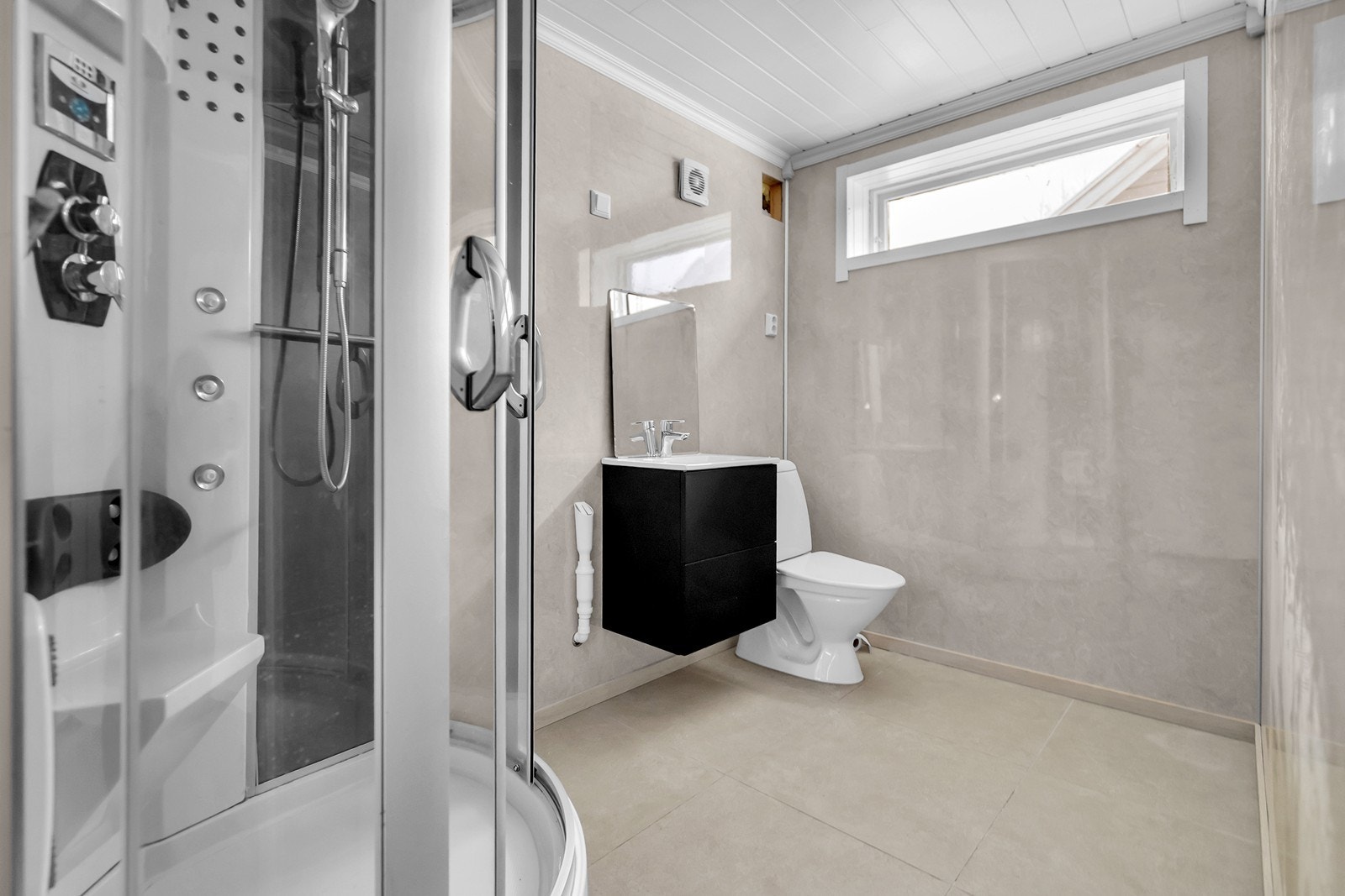 Bad kjeller. Oppgradert i nyere tid med nye fliser på gulv, våtromplater på veggene, ny dusj, toalett og innredning. Galleribilde