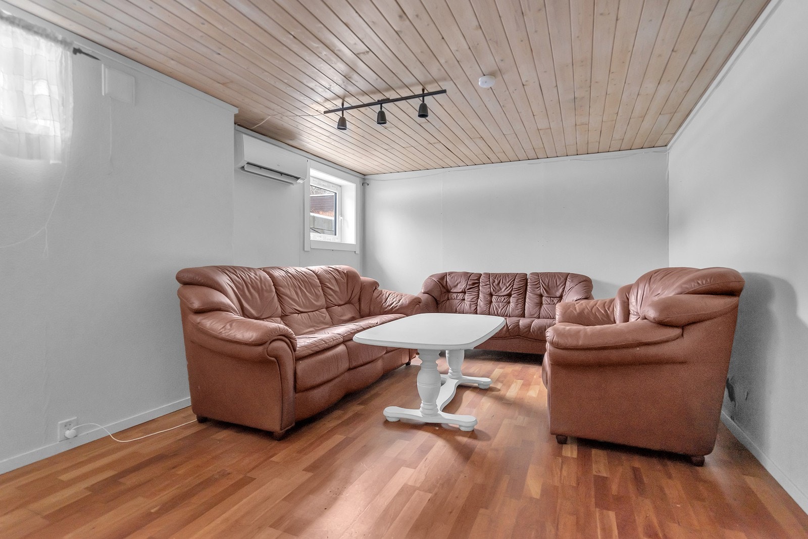 Innredet rom 2 med nytt vindu i 2025. Varmepumpe på vegg. (rommet er ikke søkt bruksendret og er frem til evt. godkjenning foreligger ikke godkjent for varig opphold) Galleribilde