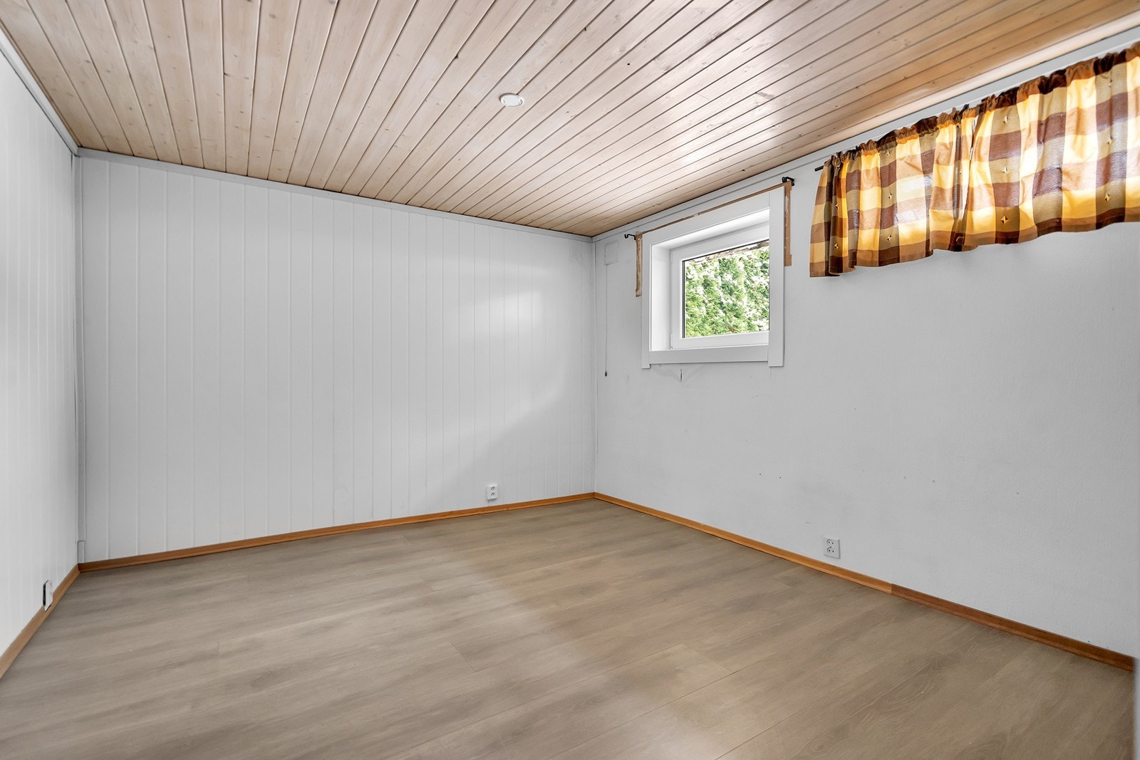 Innredet rom 1 med nytt vindu i 2025 (rommet er ikke søkt bruksendret og er frem til evt. godkjenning foreligger ikke godkjent for varig opphold) Galleribilde