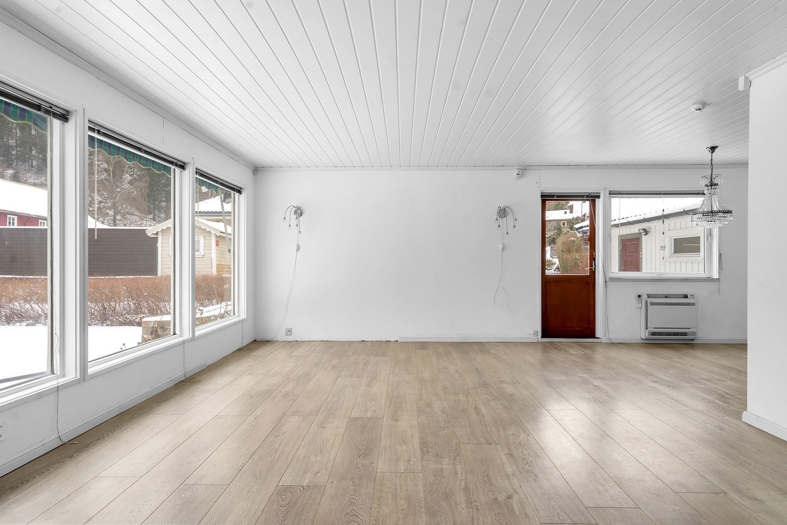 De store vinduene sørger for rikelig med lysinnslipp i stuen Galleribilde