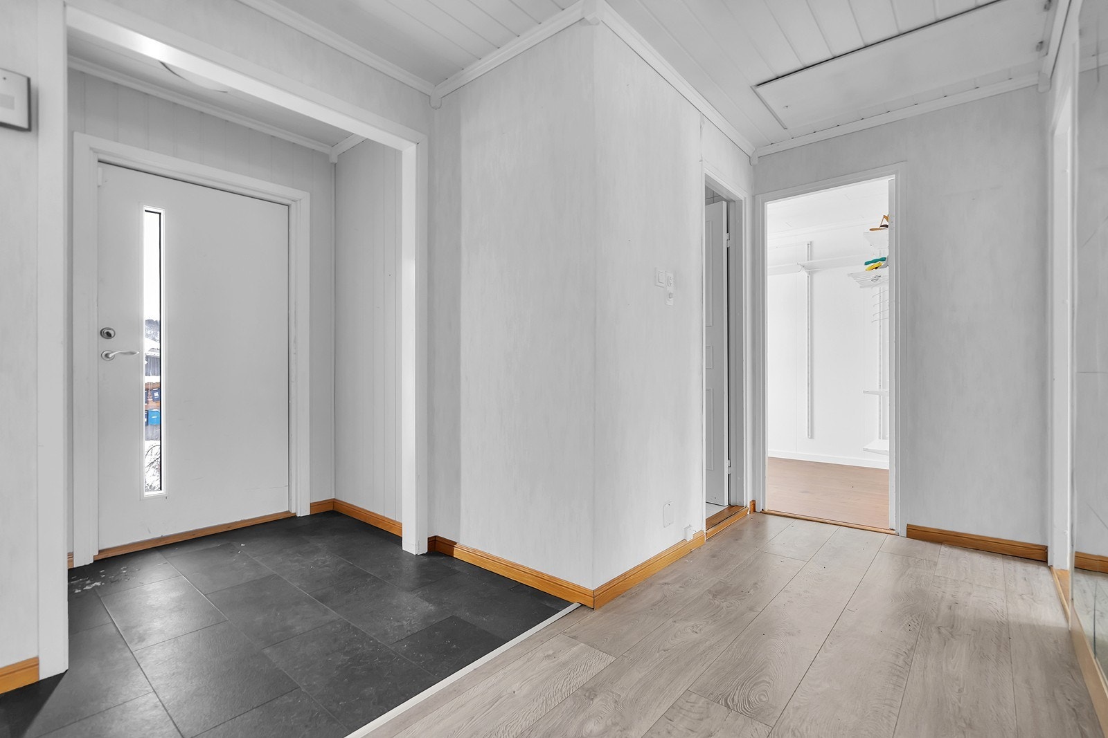 Velkommen inn! En romslig gang med god plass til oppbevaring av yttertøy og sko Galleribilde