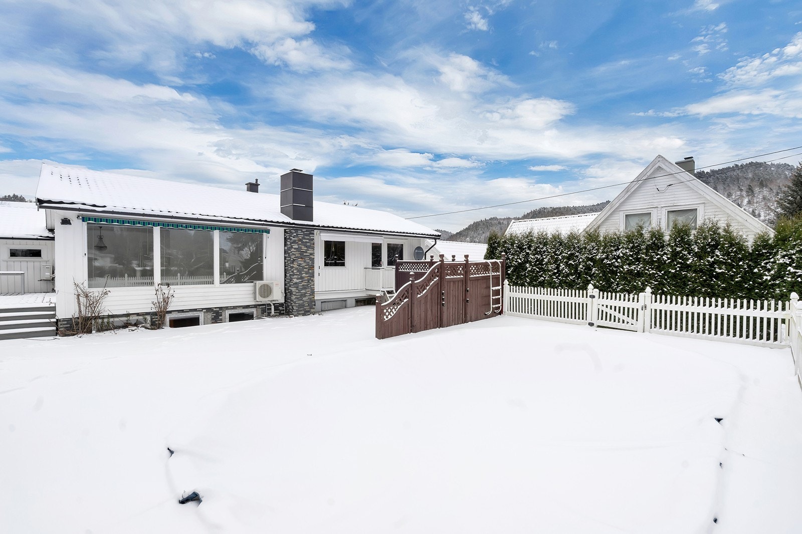 Solrike uteplasser med enkel adkomst via verandadør fra stue og soverom. (Basseng under dekke fremst i bildet) Galleribilde