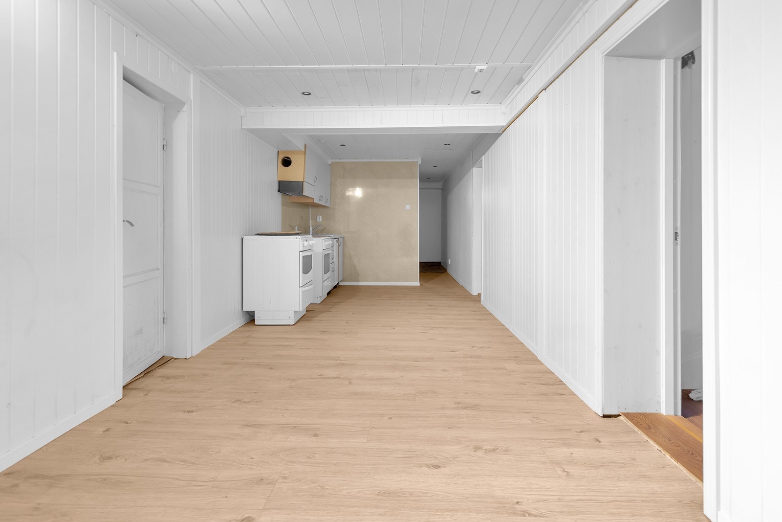 Kjelleretasjen er innredet som hybel og har inntil nylig vært leid ut, men er ikke søkt godkjent. Dette rommet er en gang med kjøkkeninnredning satt inn av nåværende eier Galleribilde