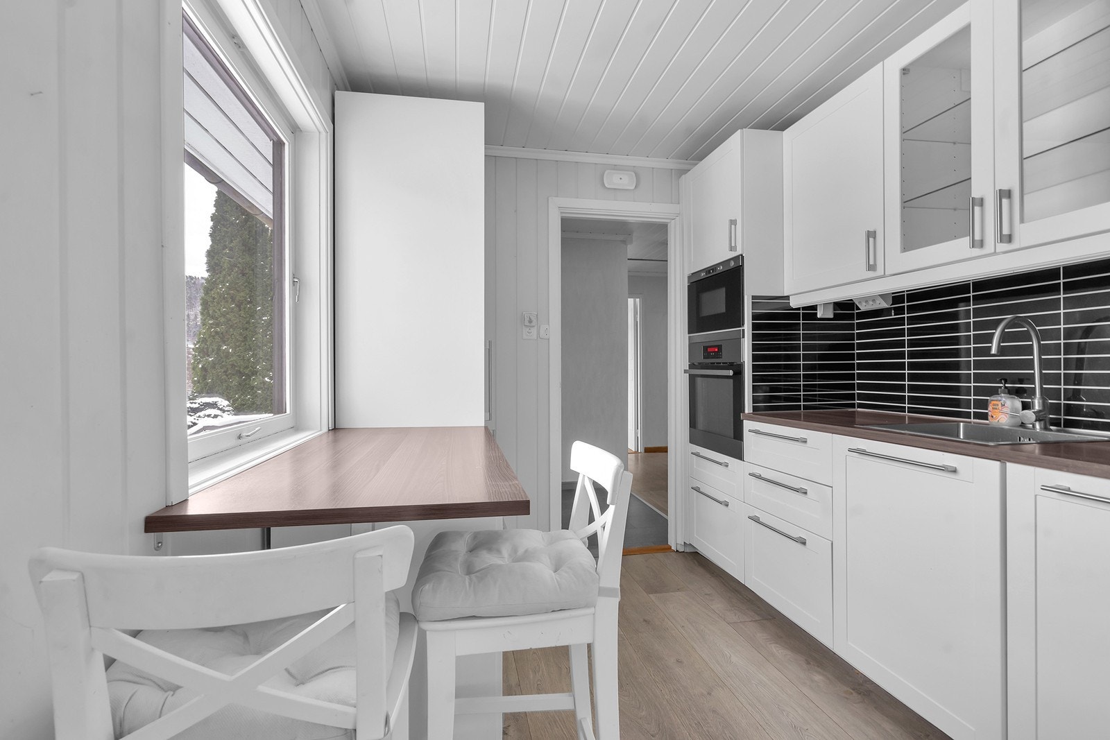 Kjøkkenet har inngang både fra gang og fra stue/spisestue Galleribilde