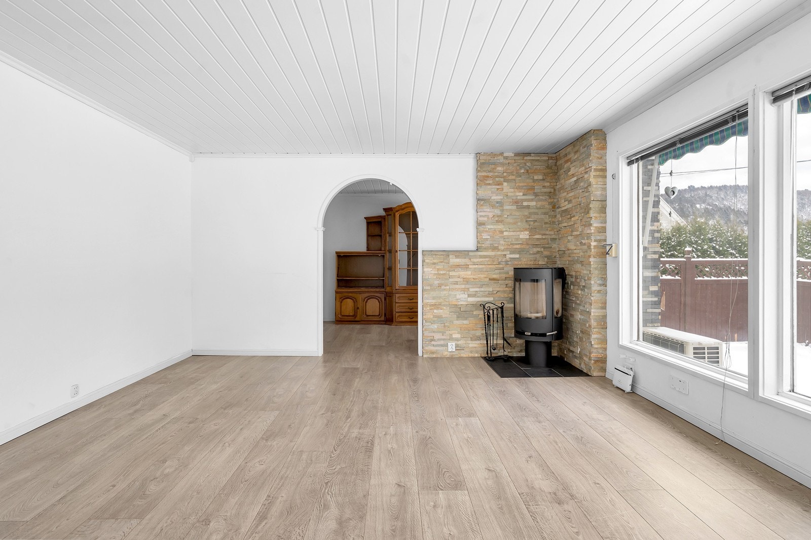 Stuen er vinklet og kan innredes etter eget ønske (rommet bak er et opprinnelig soverom som er åpnet med bue mot stuen) Galleribilde