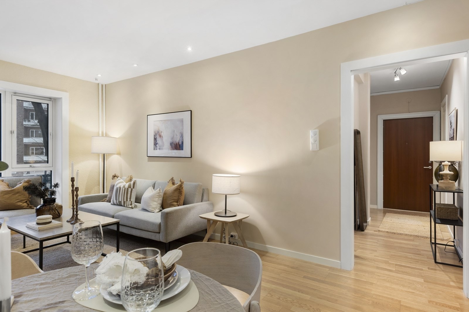 Stue sett mot entré. Galleribilde