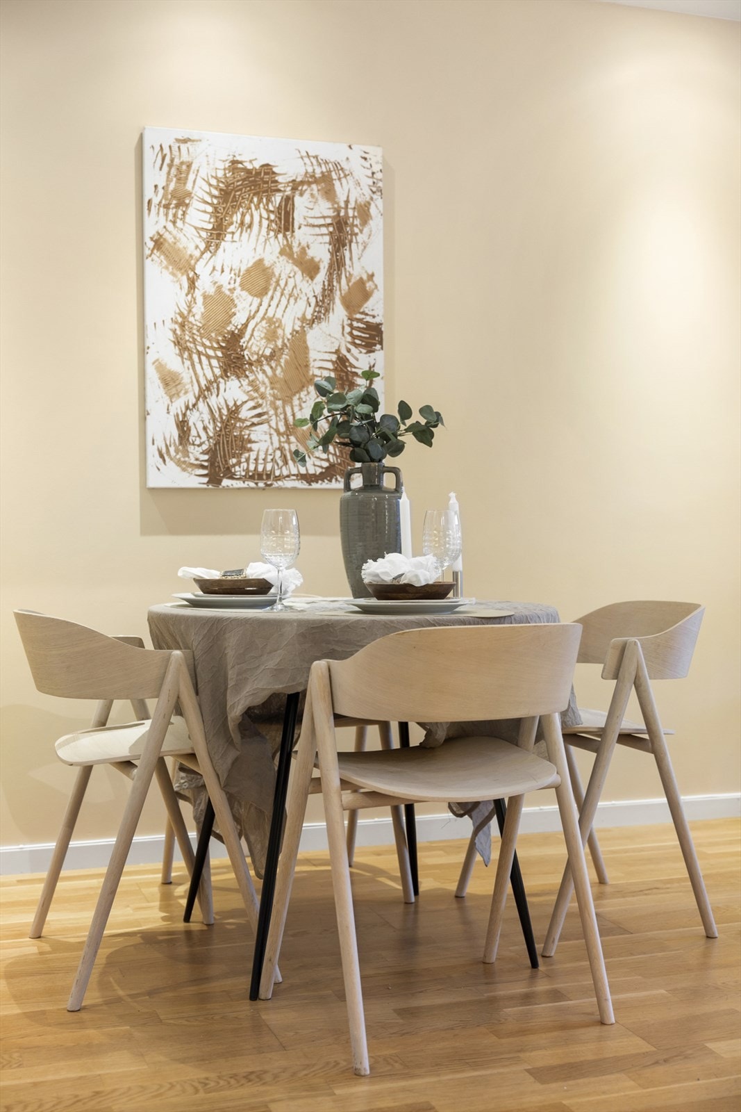 Spiseplassen er en naturlig "midtpunkt-sone" - like fin til hverdagsmiddag som helgefrokost. Galleribilde