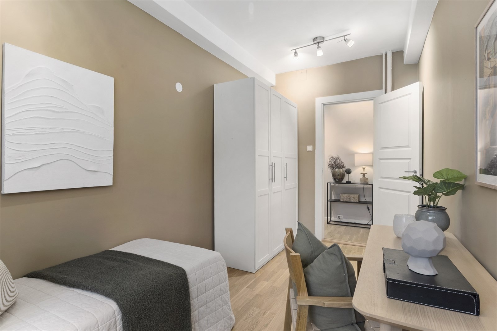 Ekstra soverom som passer perfekt som barnerom, kontor eller et romslig gjesterom. Galleribilde