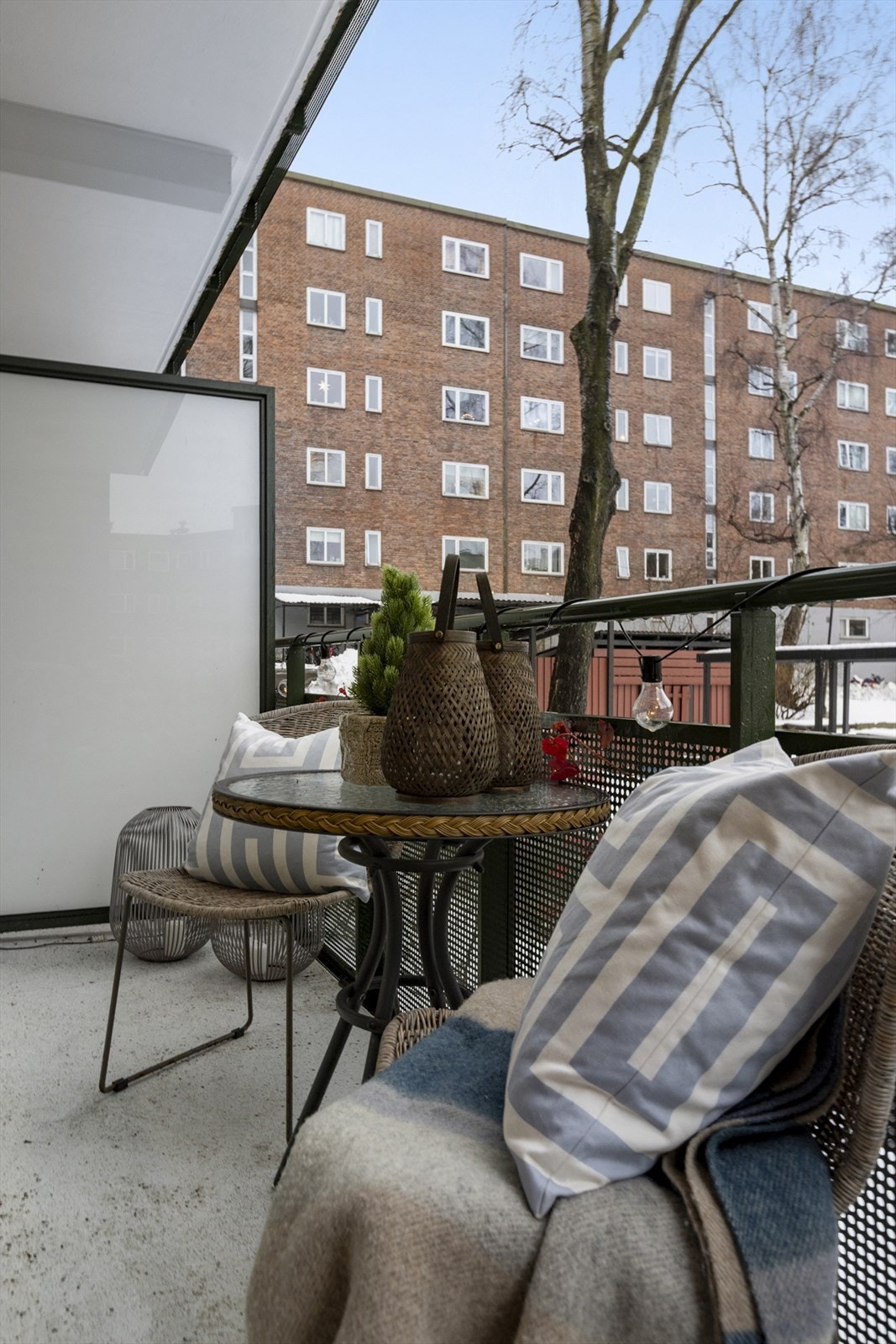 Uteplassen vender inn mot gårdsrommet og gir en roligere hverdag enn gateplan. Galleribilde