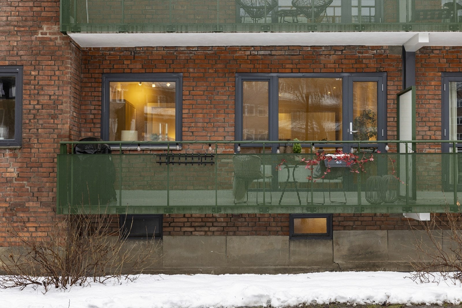 Fasade mot gårdsrom - klassisk teglbebyggelse med balkonger og skjermet uterom. Galleribilde