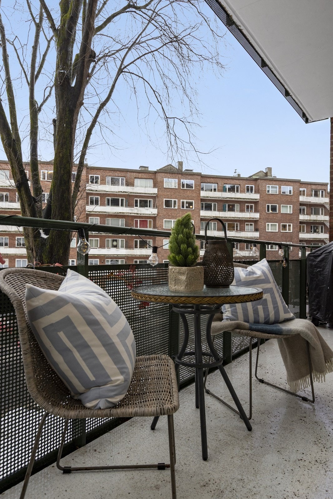 Balkong med plass til både bord og stoler - fin for frokost og sommerdager. Galleribilde