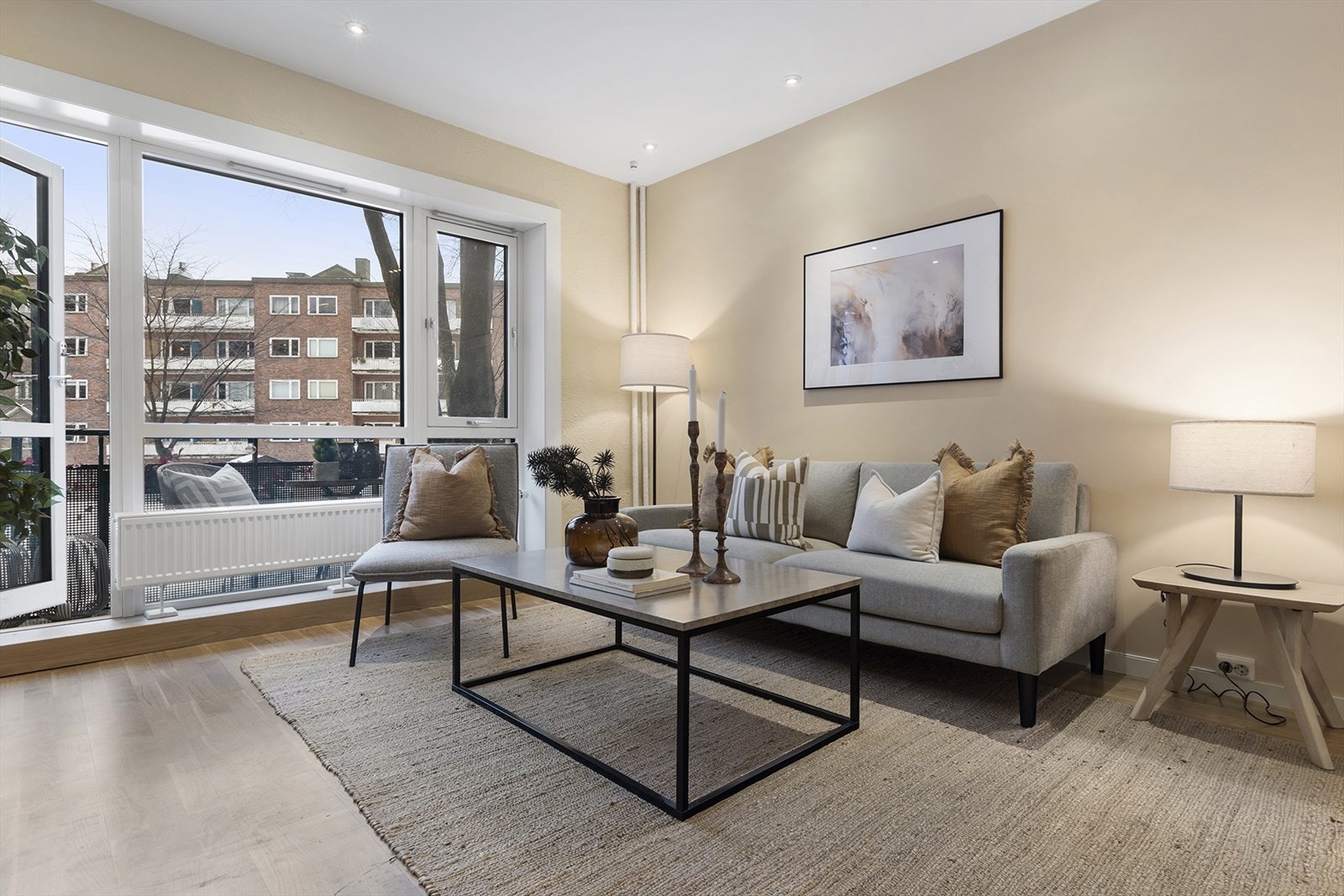 Store vindusflater bidrar til et lyst uttrykk og en luftig romfølelse. Galleribilde