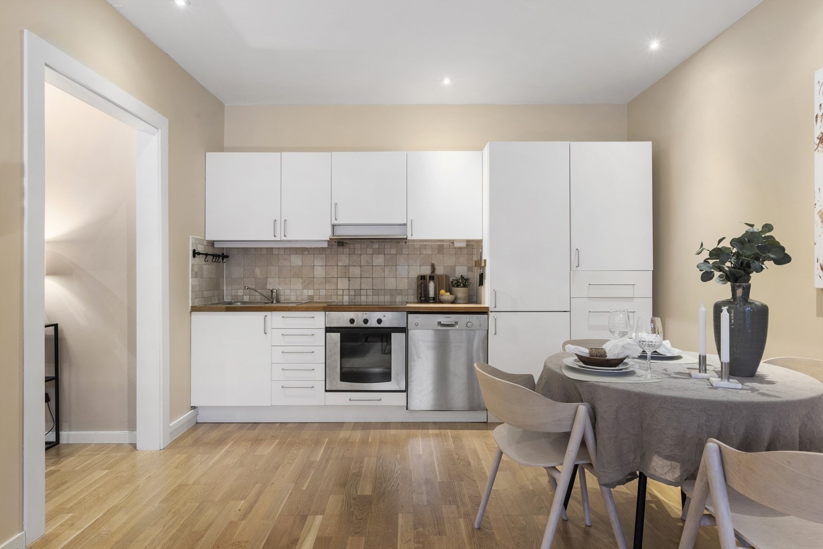 Oversiktlig kjøkkeninnredning med god oppbevaring og et lyst, moderne uttrykk. Galleribilde