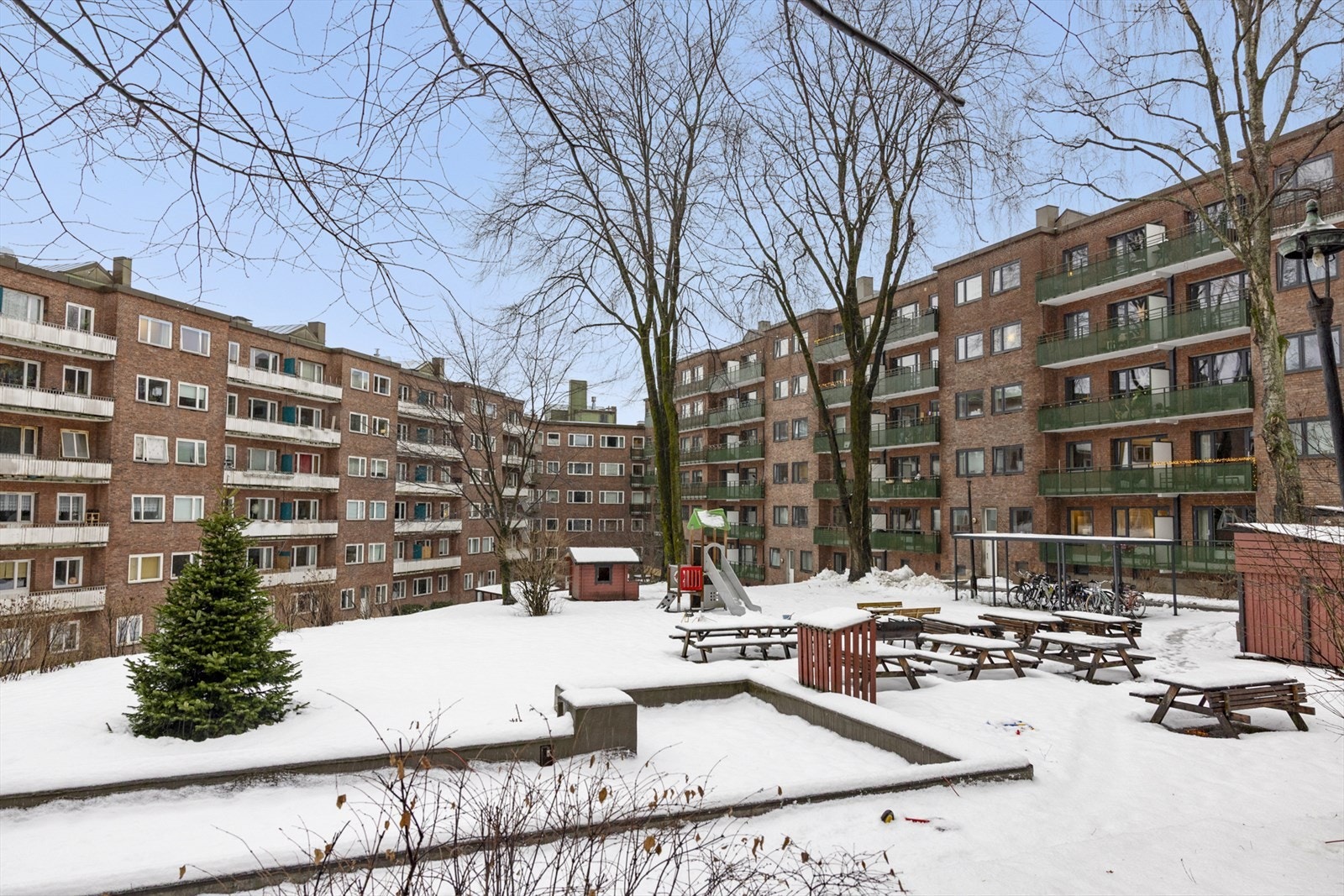 Skjermet gårdsrom som gir en "rolig oase"-følelse midt i det urbane bylivet. Galleribilde