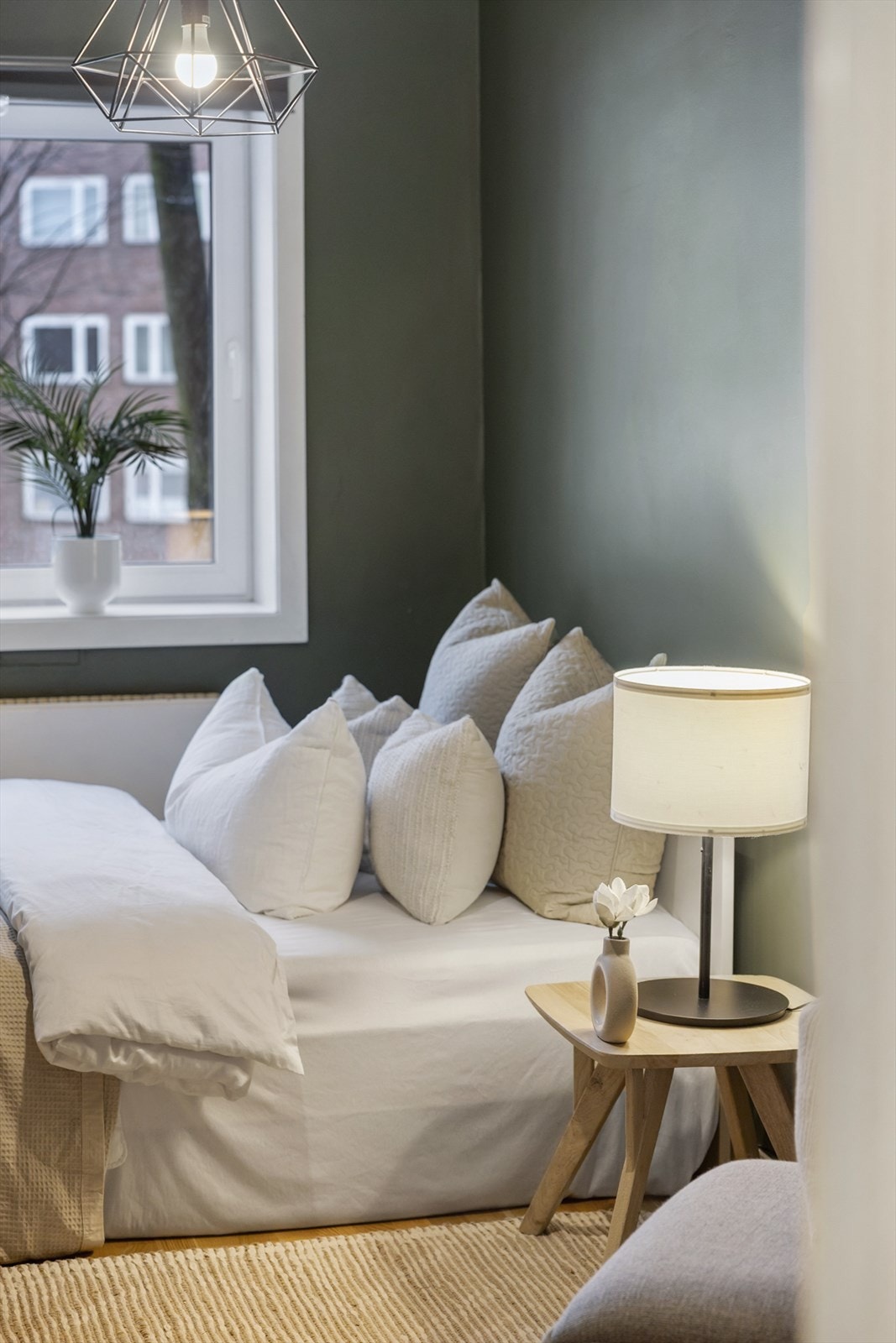 Hovedsoverommet har plass til dobbeltseng, nattbord og ekstra møblering ved behov. Galleribilde