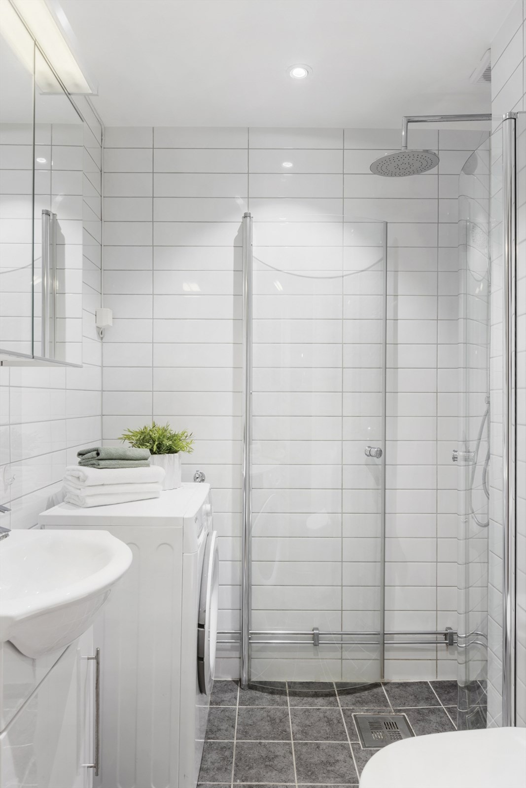 Flislagt bad med dusjhjørne - funksjonelt, tidsriktig og lett å vedlikeholde. Galleribilde