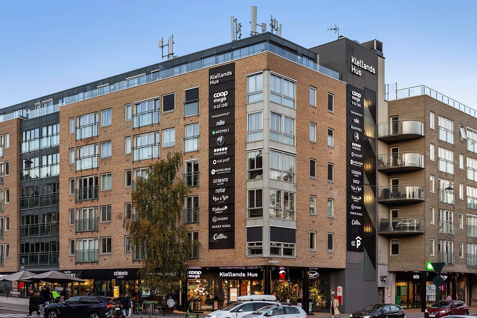 Alexander Kiellands plass - et av byens viktigste knutepunkt, med urbant preg, spisesteder og kollektivtilbud rett i nærheten. Galleribilde