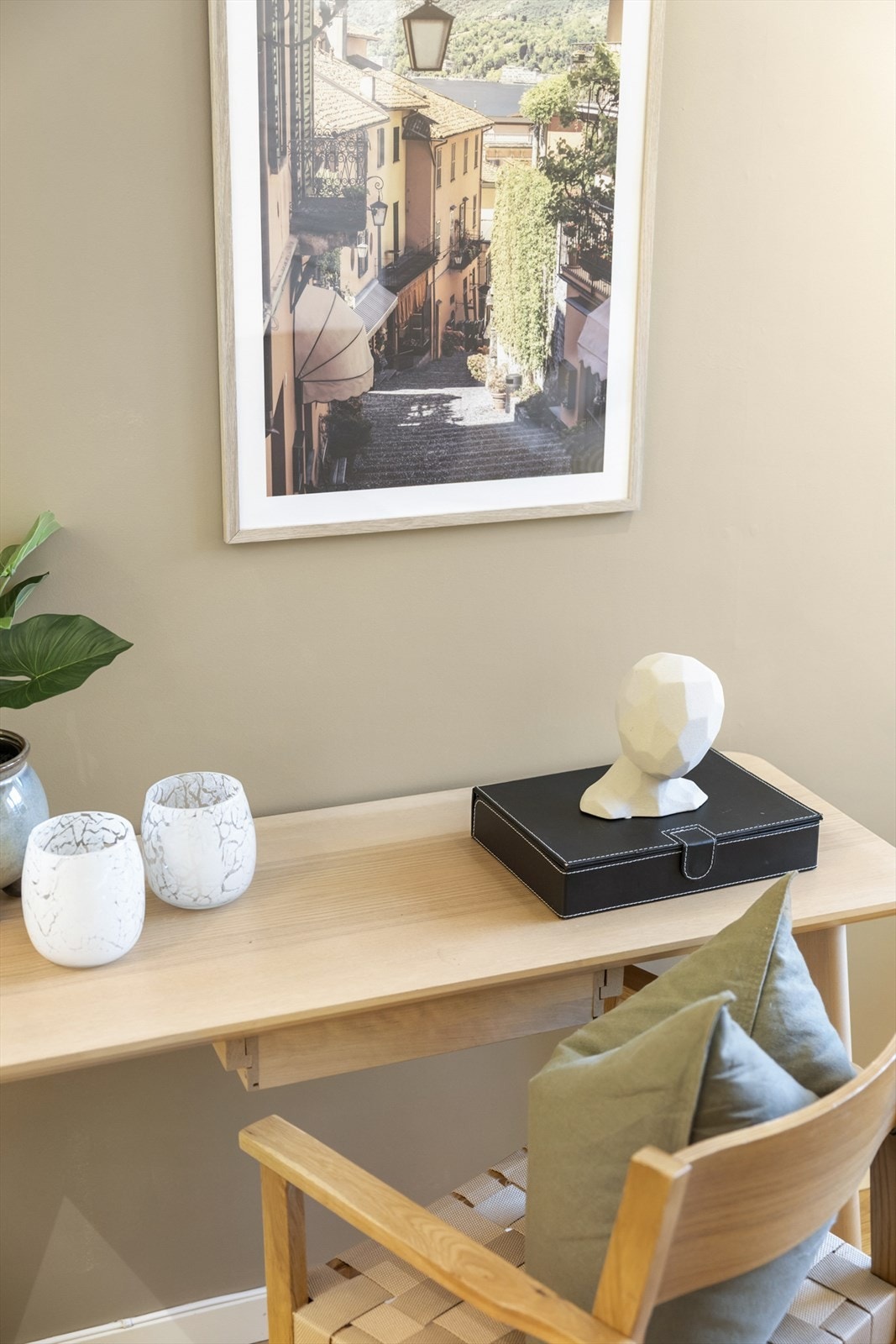 Et fleksibelt rom som enkelt kan tilpasses livssituasjonen - soverom,jobb, hobby eller lagring. Galleribilde