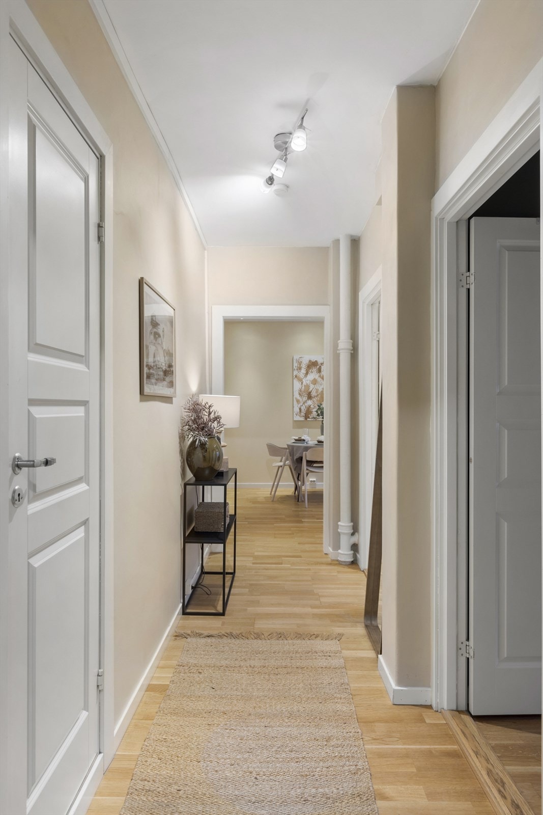 Gang med god flyt og adkomst til rommene - planløsningen oppleves oversiktlig. Galleribilde