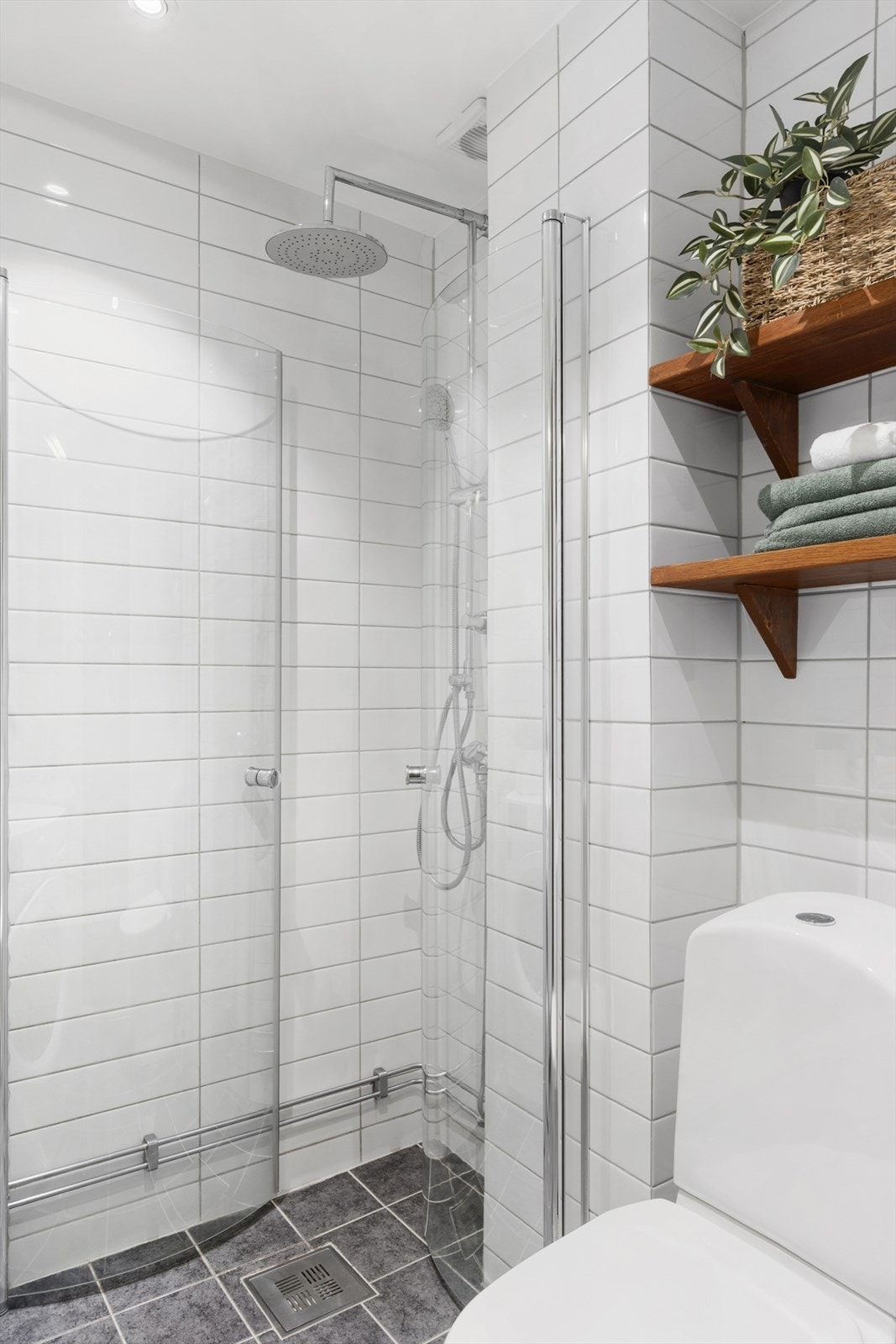 Bad er utsyrt med dusjhjørne, toalett, opplegg for vaskemaskin, servant og servantinnredning. Galleribilde