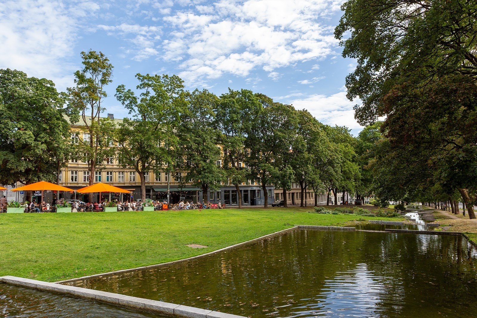 Park- og dammiljø - grønne flater og hyggelige soner som inviterer til piknik, lek og avslapning i nærmiljøet. Galleribilde