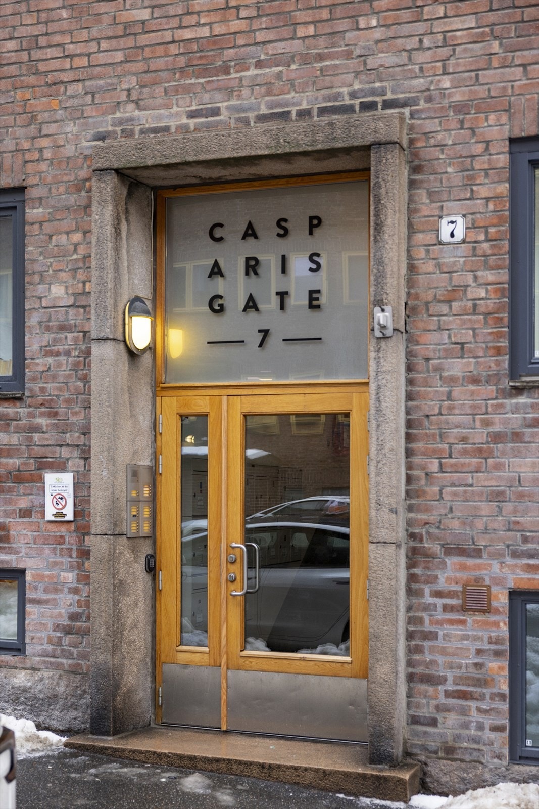 Inngangsparti med solid uttrykk - ordentlig adkomst og trivelig ankomst til oppgangen. Galleribilde