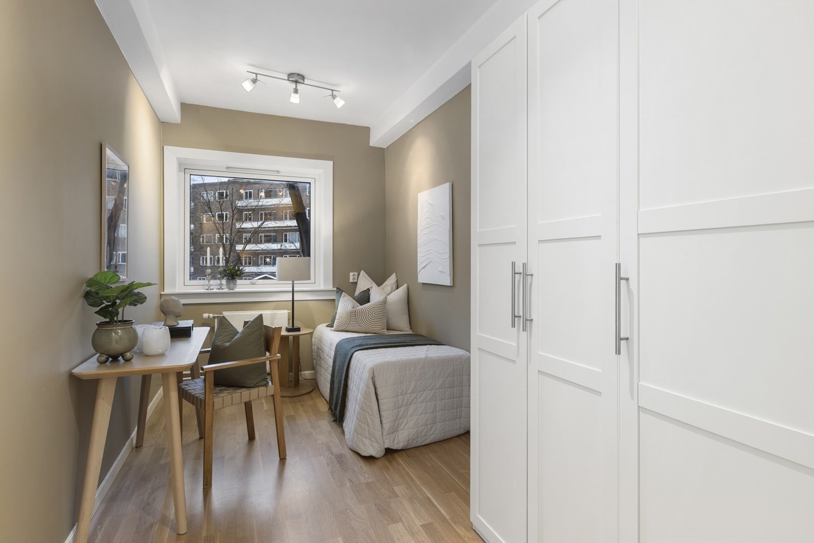 Godt med plass til garderobeskap på soverom. Galleribilde