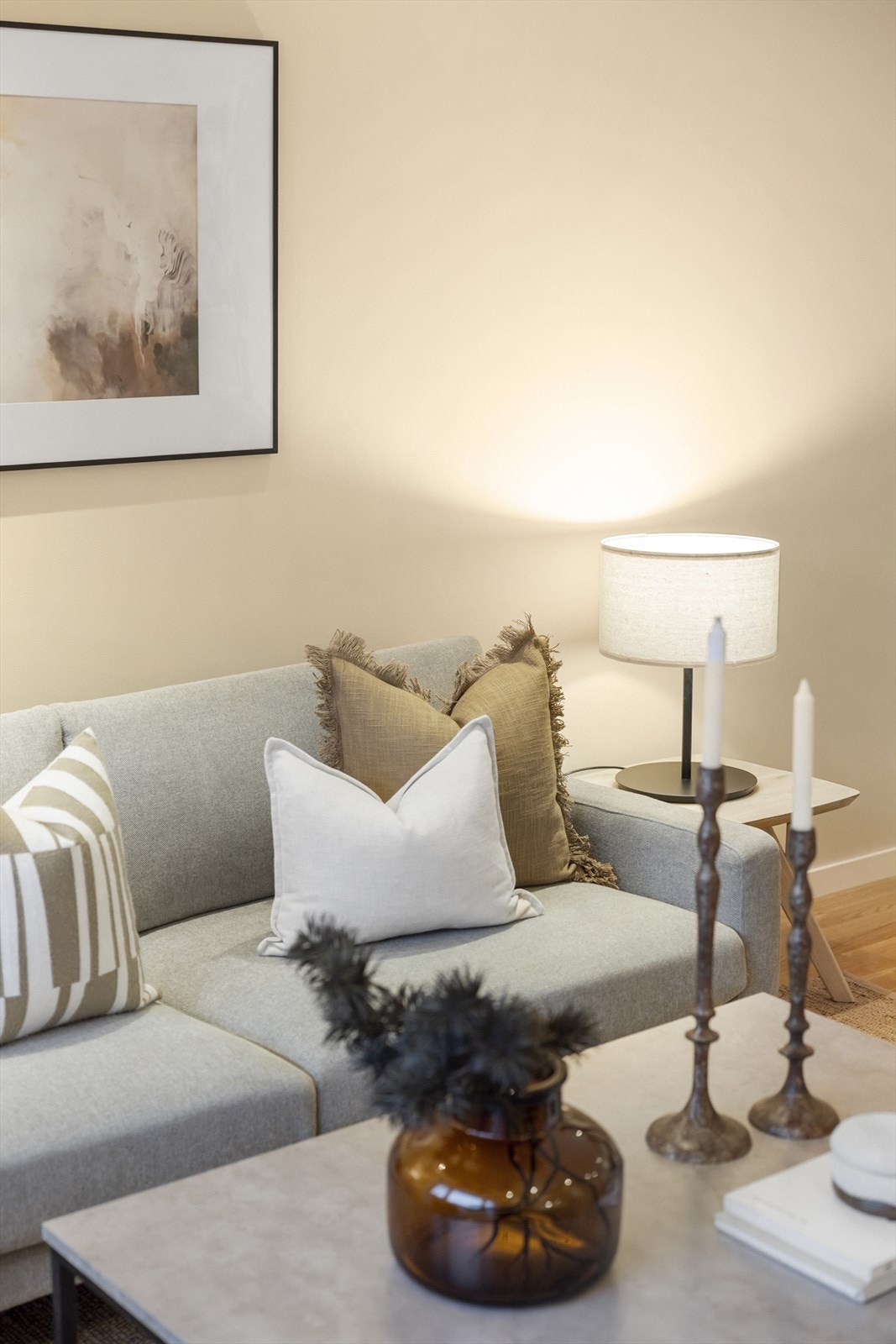 En lun stuesone med plass til romslig sofa og møblement uten å føles trang. Galleribilde