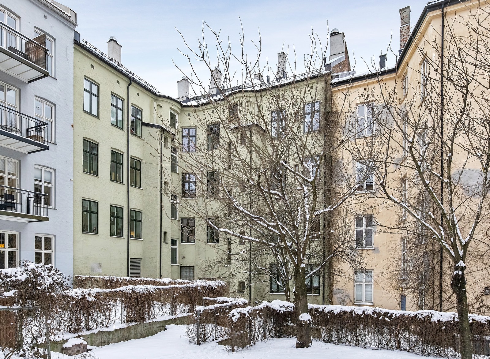 Pent opparbeidet bakgård omgitt av klassisk bygårdsbebyggelse. Galleribilde