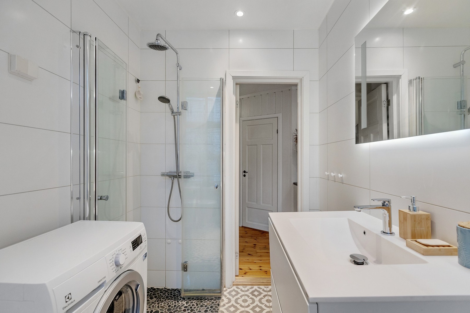 Det er elektriske varmekabler i gulv. Galleribilde