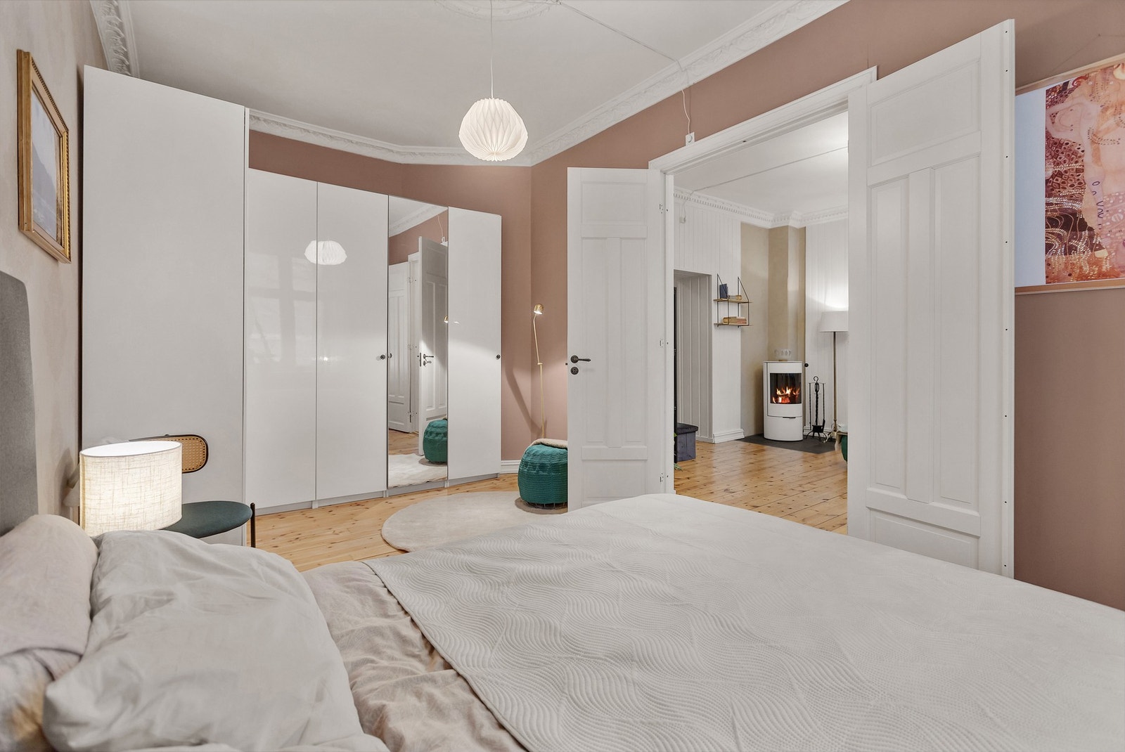 Rommet har en praktisk garderobeløsning og store vinduer som slipper inn rikelig med naturlig lys! Galleribilde