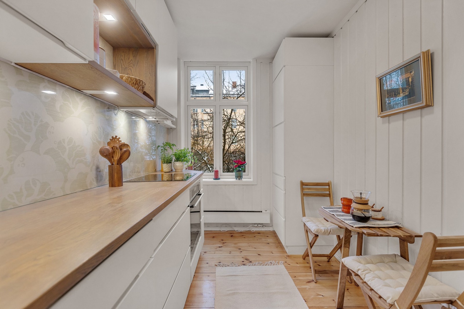 Det er intigrerte hvitevarer som stekeovn, platetopp, kjøl/frys og oppvaskmaskin. Galleribilde