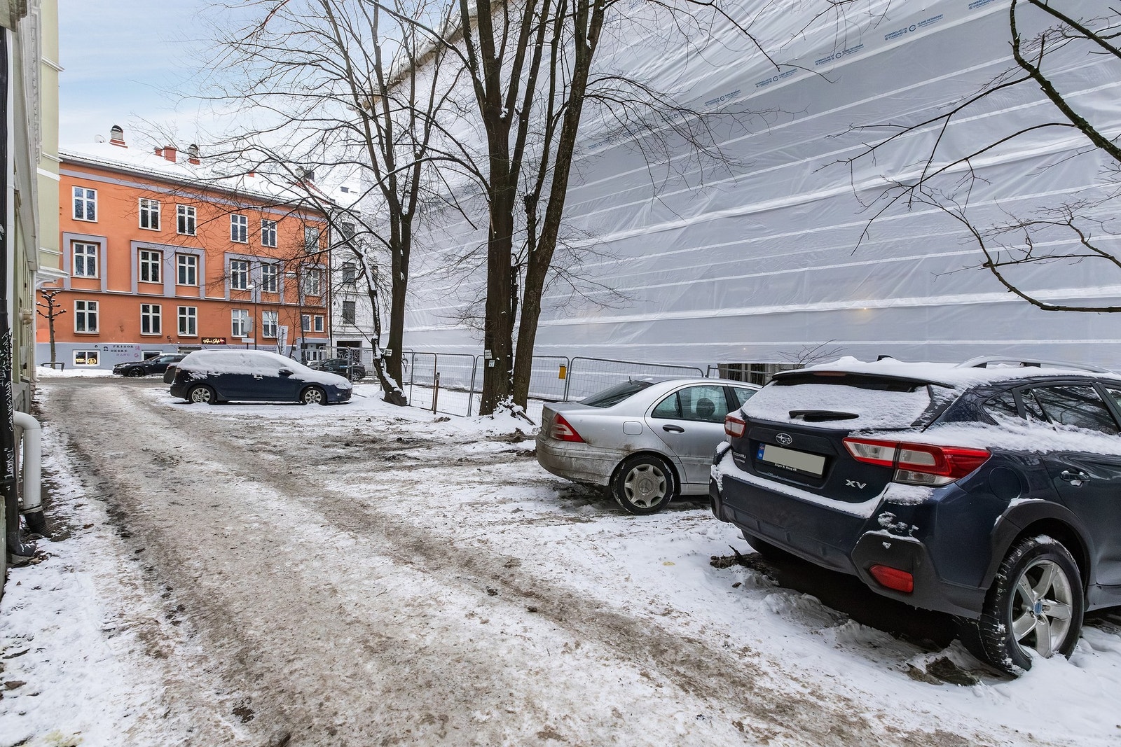 Sameiet disponerer 6 parkeringsplasser til utleie. (Det er mulig å overta nåværende leieavtale ved kjøp av leiligheten, Leien er på 1000 kr/mnd og reguleres med en måneds varsel). Galleribilde