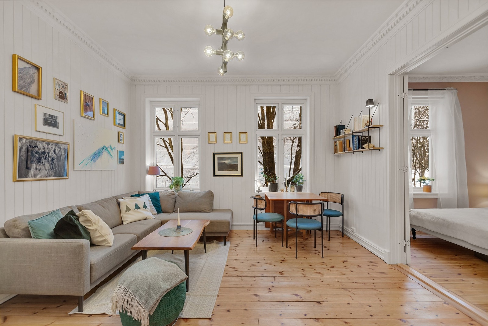 God plass til sofa med tilhørende møblement og store vinduer som slipper inn rikelig med dagslys. Galleribilde