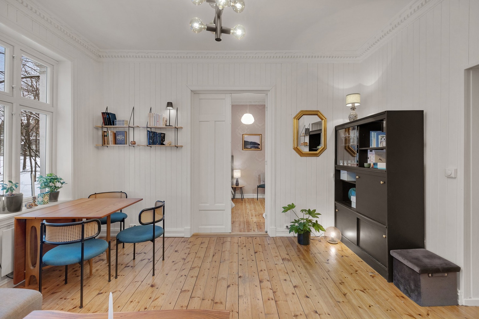 Hele leiligheten har original tregulv og er klassisk hele veien. Galleribilde