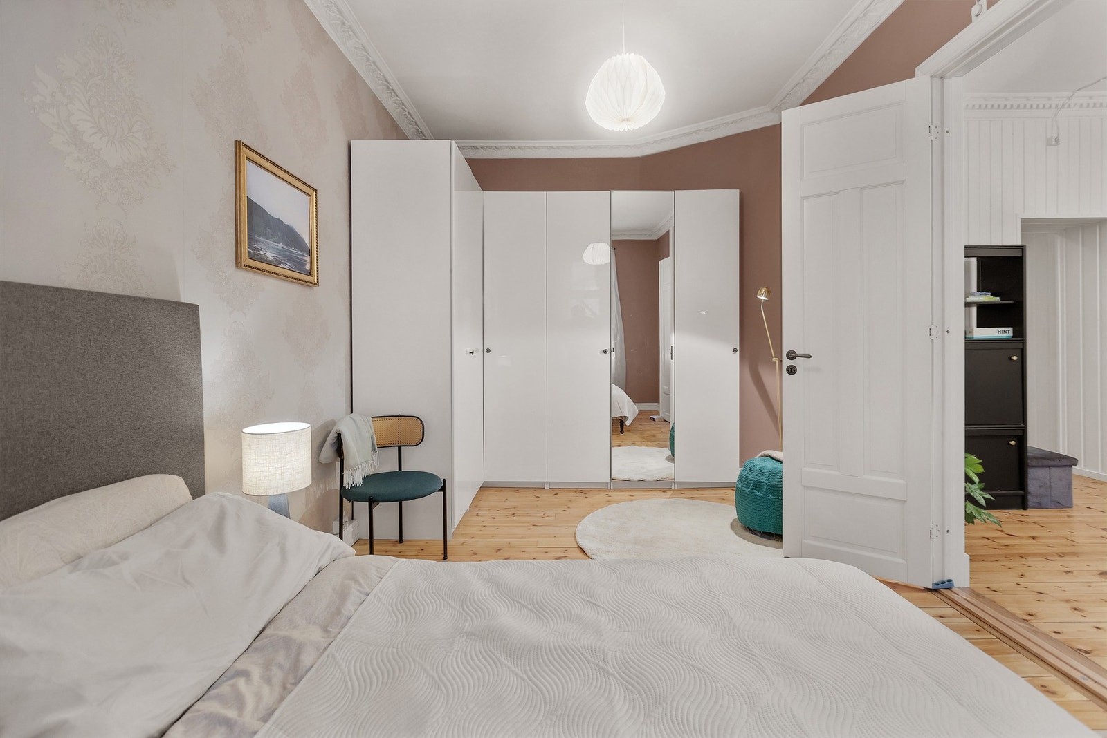 Rommet er av god størrelse og oppleves lyst og luftig. Galleribilde