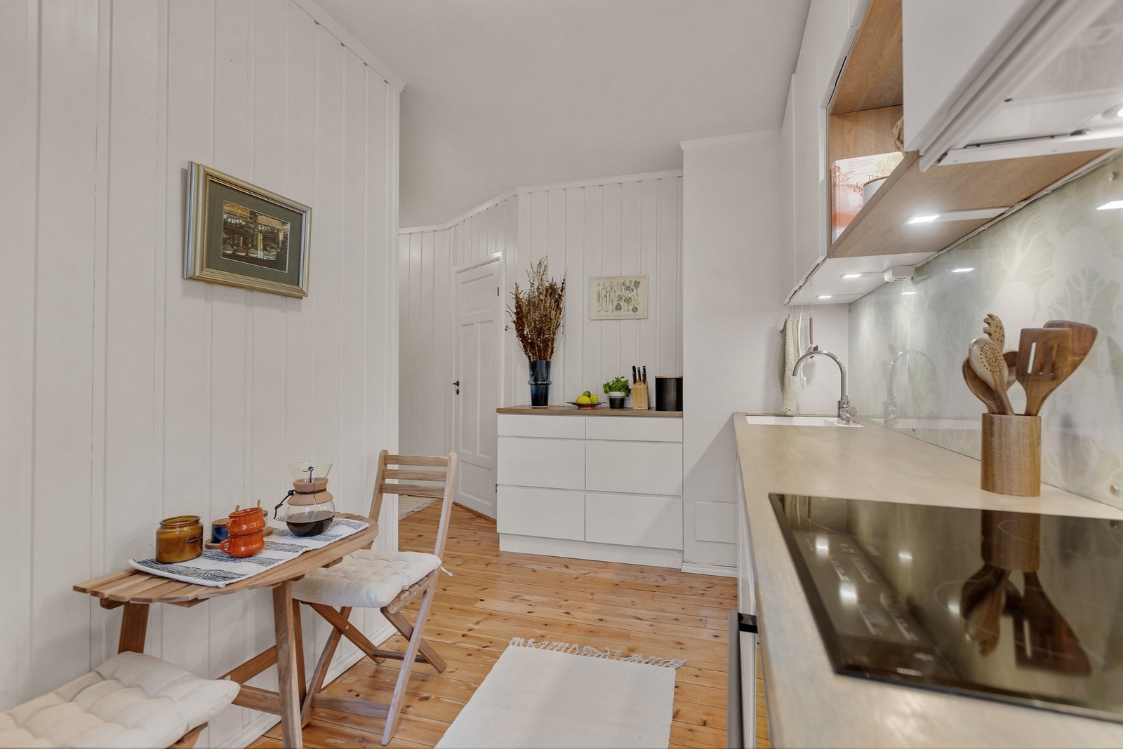 I tillegg til spisebord i stuen er det plass til et lite frokostbord på kjøkkenet. Galleribilde