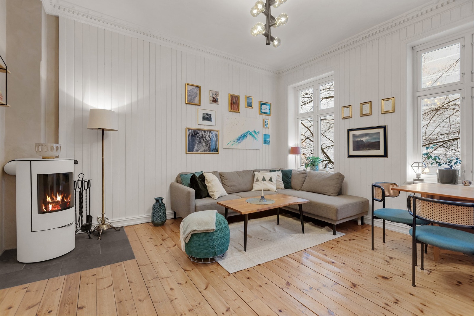 Stuen har teglsteinspipe med peis som varmer godt på kalde vinterdager. Galleribilde