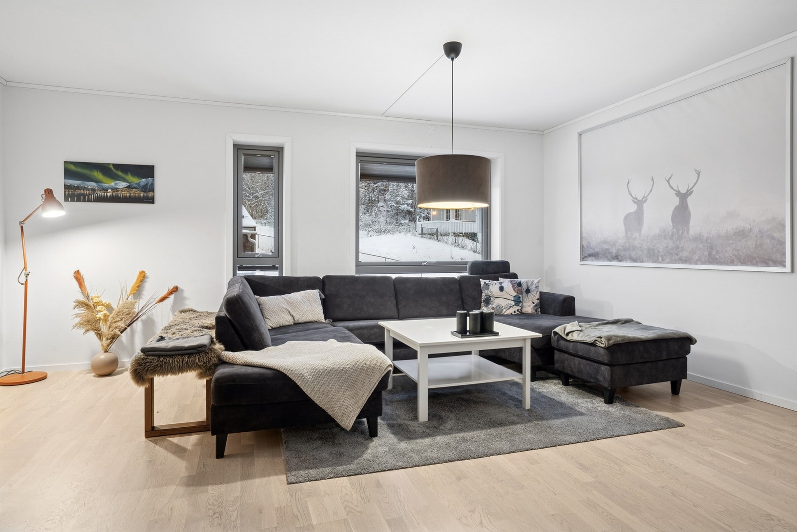 Stuen er romslig og byr på flere ulike møbleringsmuligheter. Galleribilde