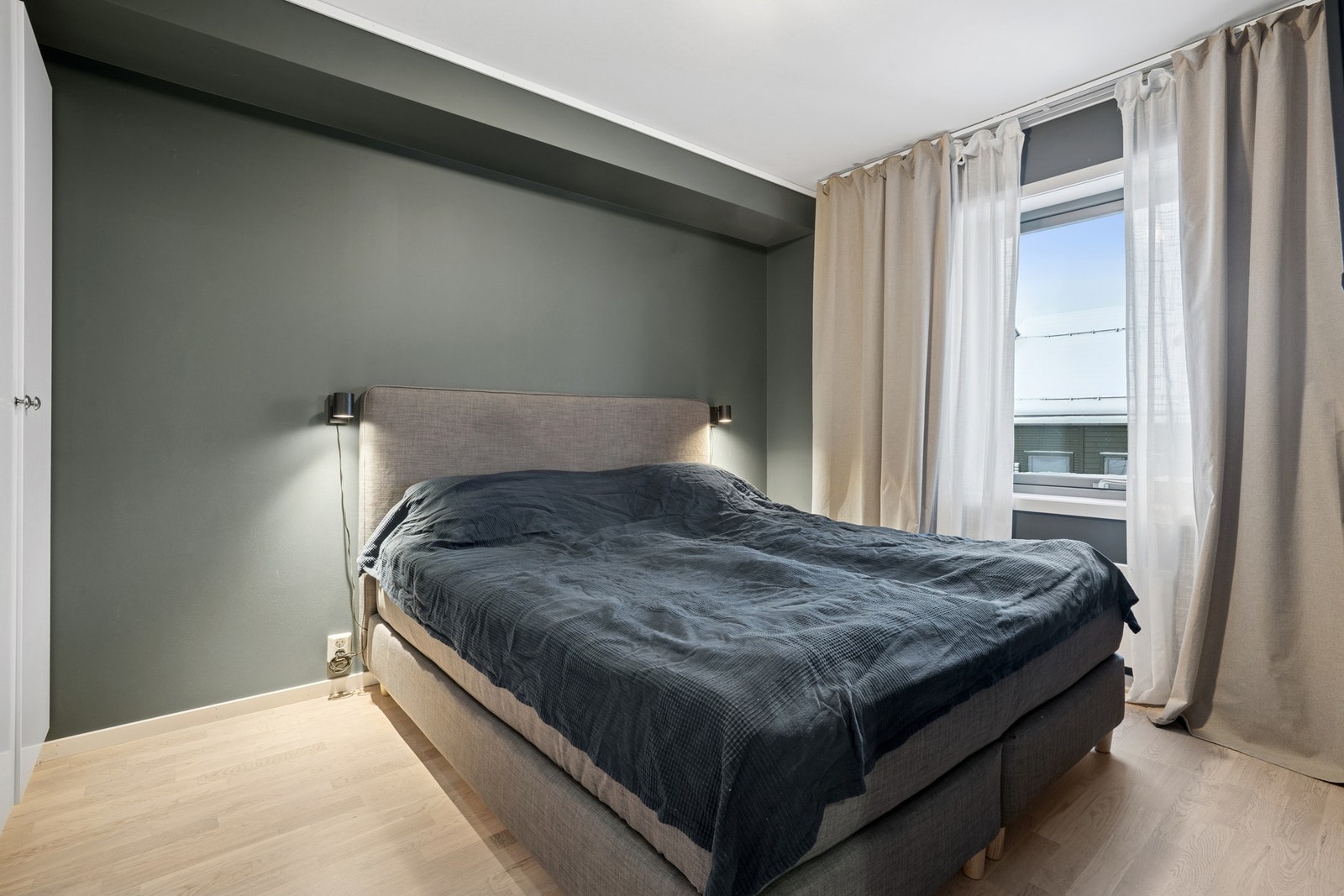 Hovedsoverommet har god plass til seng, nattbord og garderobeskap. Galleribilde