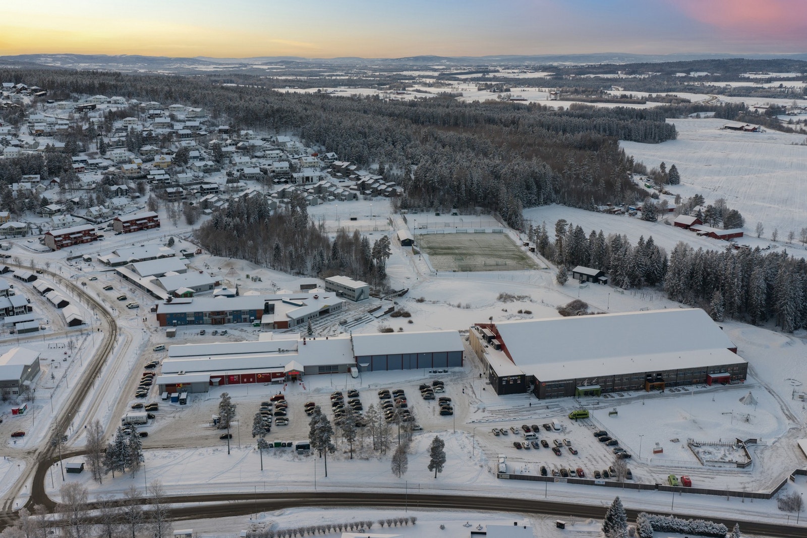 Samt nærliggende Idrettshall, treningssenter og fotballbaner. Her er det kort avstand til det aller meste. Galleribilde