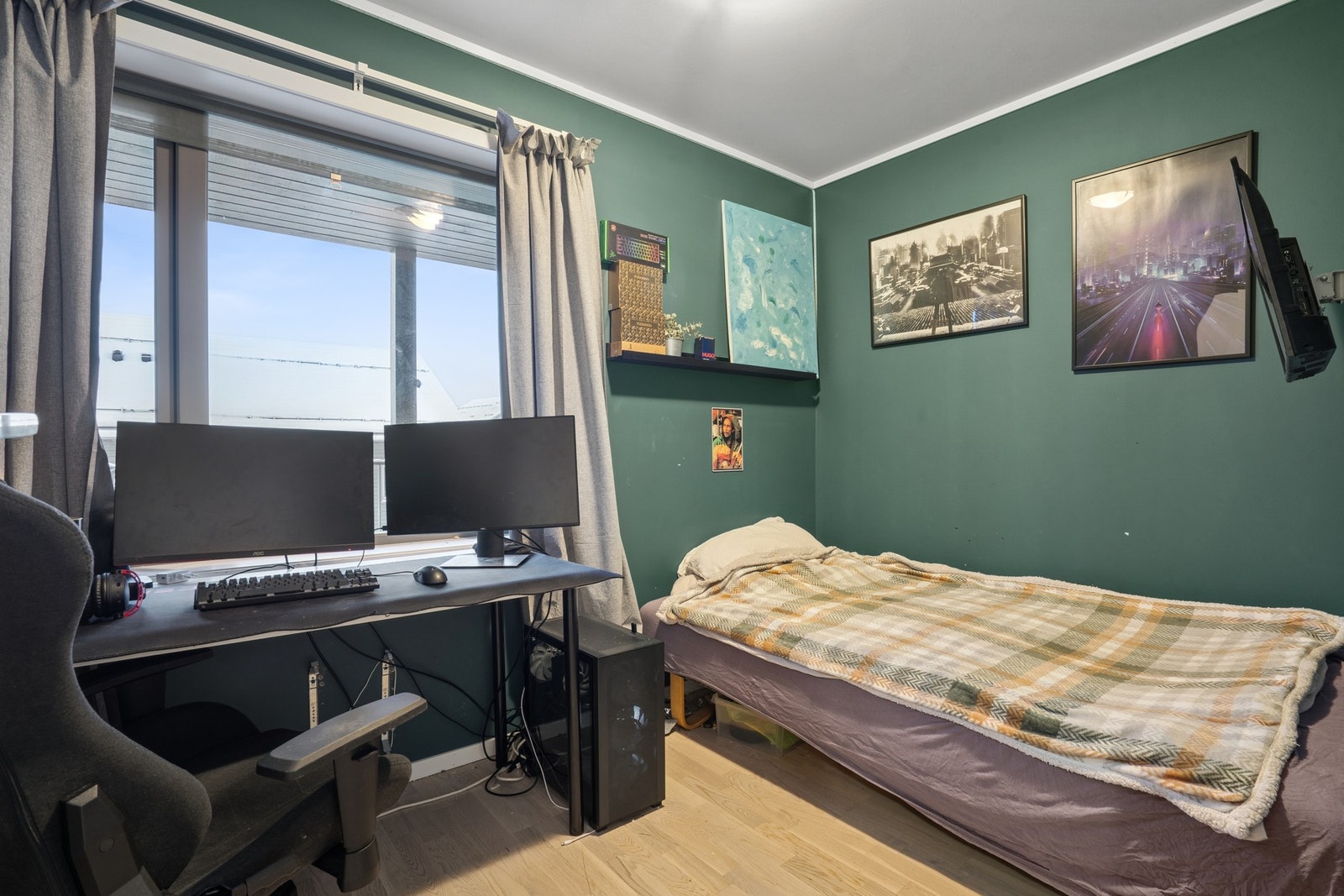 Soverom nr. 2 med god størrelse og plass til seng, nattbord og skap. Galleribilde