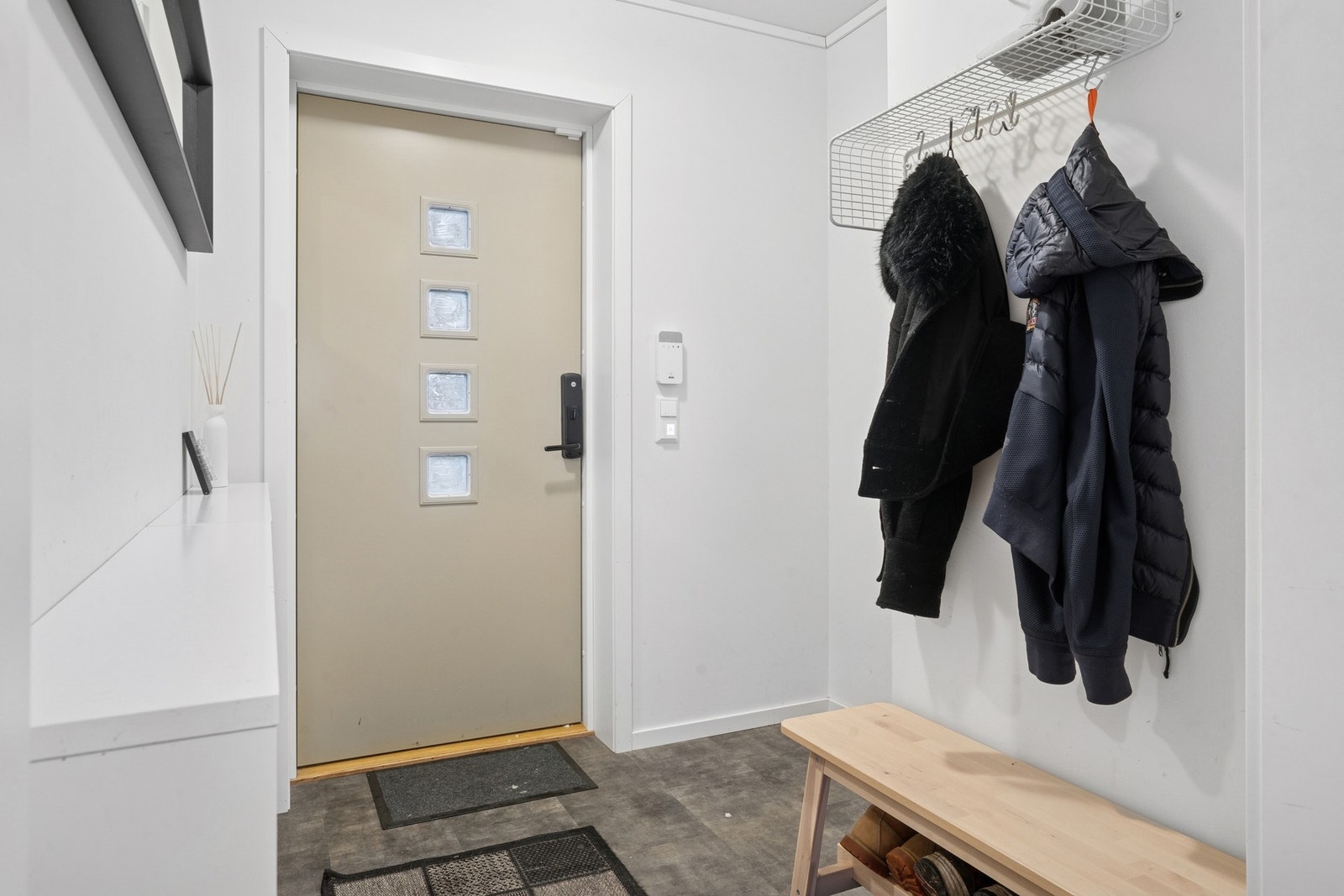 Inngangsparti med plass til å henge fra seg ytterjakker og sette i fra seg sko. Galleribilde