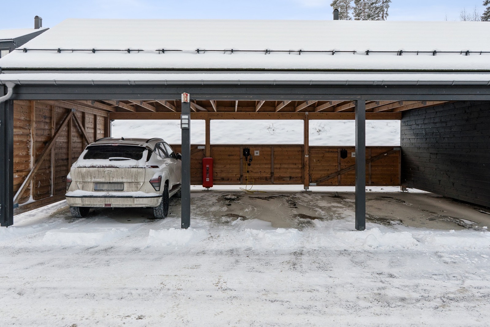 Carport med elbillader. Galleribilde